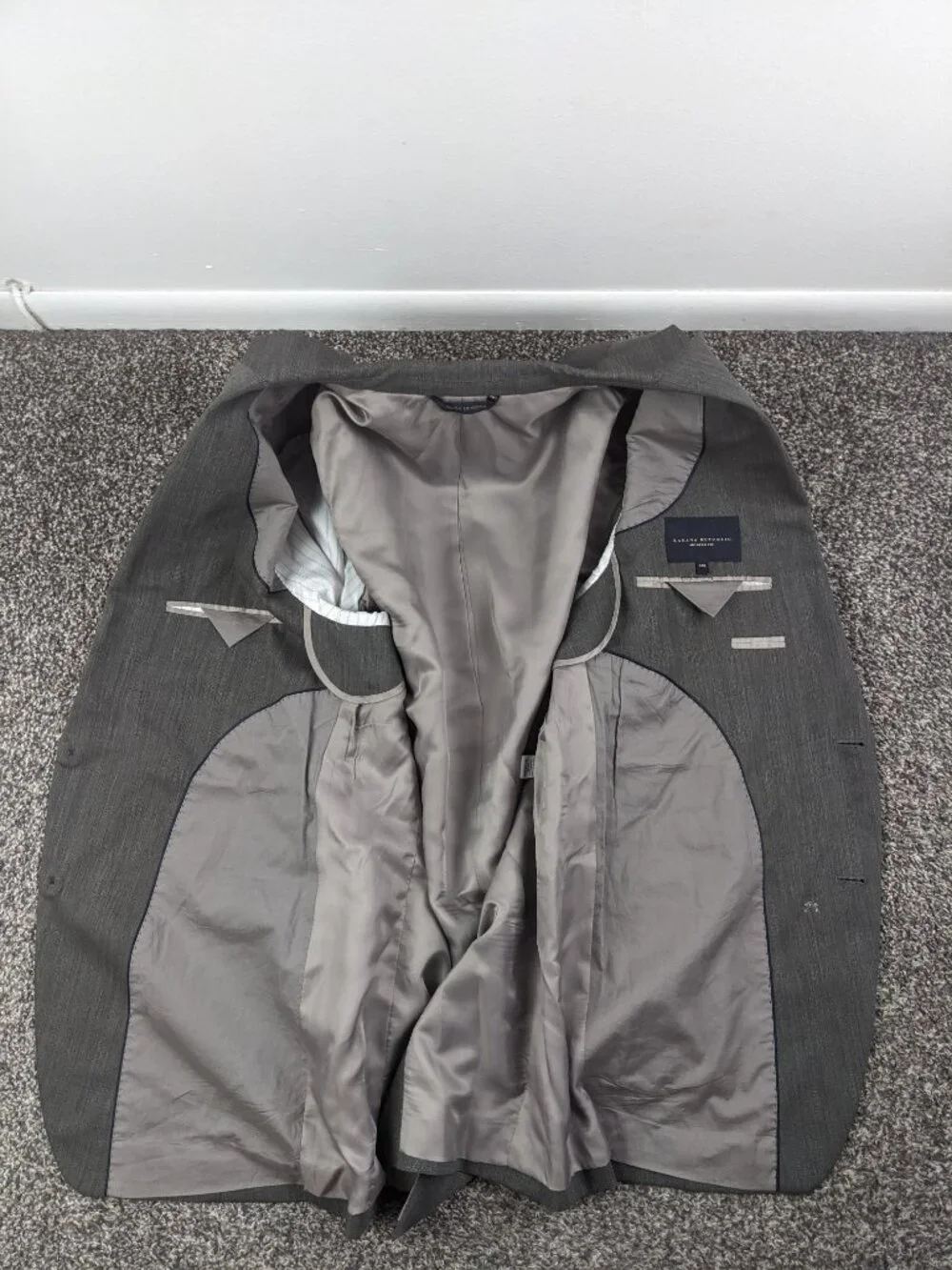 Banana Republic Suit 40R 100% Wool Herringbone Gray 33x32 Modern Fit